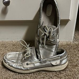 Gold in color and super comfortable Sperry Top sider. Size 8.